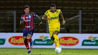 Disputa de bola com Reinaldo, do Mirassol, durante partia contra o Bahia pelo primeiro turno do Campeonato Brasileiro de 2026 - 