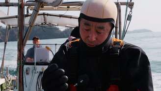 Yasuo Takamatsu aprendeu a mergulhar aos 50 e poucos anos, depois de acompanhar mergulhadores que procuravam vítimas do tsunami