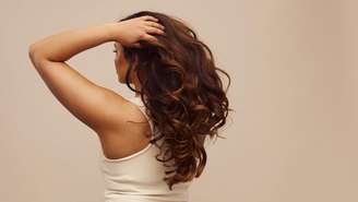 Cabelo saudável depende de cuidados que vão do couro cabeludo às pontas e ajudam a preservar o comprimento conquistado ao longo dos meses
