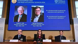 Ellen Moons, John Hassler e Timo Boppart anunciam, em Estocolmo, a concessão do Prêmio do Banco da Suécia em Ciências Econômicas de 2026 aos americanos Robert E. Hall e Michael Woodford por suas contribuições à macroeconomia.