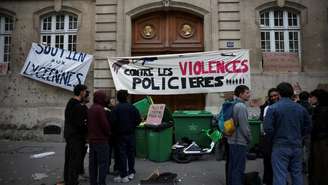 Estudantes universitários em volta de barricadas em frente à École des Mines, uma das faculdades de engenharia de Paris, em 9 de outubro de 2026.