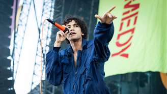 Dominic Fike no palco do Spilt Milk, em dezembro de 2025
