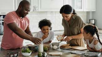 Ensinando a criança a cozinhar, você ensina ela a ter autonomia, independência e ainda cria memórias