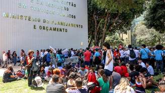 Funcionalismo se tornou um dos temas centrais da campanha presidencial na disputa entre Flávio Bolsonaro e Lula