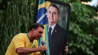 Flávio Bolsonaro ficou impedido por 90 dias de visitar o pai, que está em prisão domiciliar, após divulgar carta escrita pelo ex-presidente
