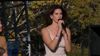 Lana Del Rey se apresentou pela última vez em um concerto beneficente realizado no dia 25 de outubro de 2025