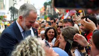 O rei Felipe VI cumprimenta moradores na sua chegada a Ceuta, em 13 de outubro de 2026.
