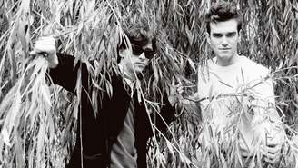 Johnny Marr (à esquerda) e Morrissey, do The Smiths, posam sob os galhos de um salgueiro em Londres, em 1983 (