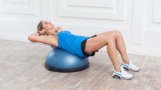 Conheça 5 exercícios com bosu para melhorar o equilíbrio e a estabilidade corporal; saiba como usar e aproveitar seus benefícios no treino