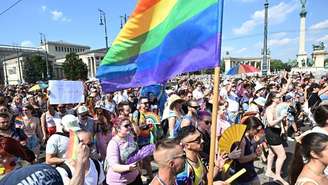 A bandeira com as cores do movimento LGBTQIA+ na marcha do orgulho, realizada em Budapeste, em 15 de julho de 2023.