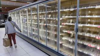 Refrigeradores vazios da seção de produtos frescos de um supermercado Intermarché em Névez (oeste), atingido pelo ciberataque ocorrido durante a madrugada de 12 de outubro.