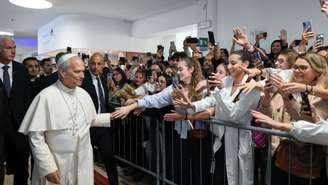 O Papa Leão XIV na chegada ao Hospital Gemelli de Roma