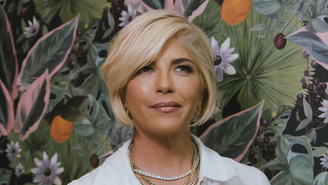 Selma Blair foi presa após supostamente atacar tripulantes de voo
