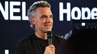 Robbie Williams mudou o roteiro do show depois que a plateia reconheceu a música logo nos primeiros acordes