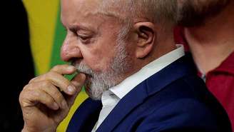 Lula com mão na boca, pensativo