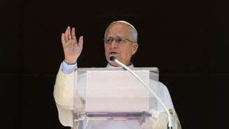 Papa Leão XIV falando do Vaticano, em 11 de outubro, quando anunciou que passaria por cirurgia para remover um nódulo no pulmão.