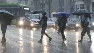 Chuva intensa em São Paulo causa alagamentos, inunda o Terminal Bandeira e afeta o metrô