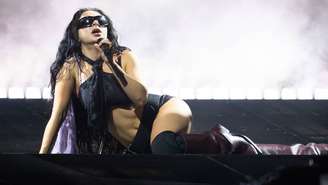 Charli XCX no festival de Glastonbury 2025