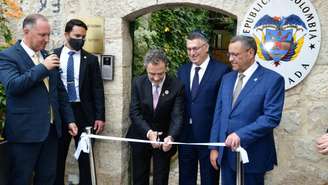 O ministro das Relações Exteriores da Colômbia, Omar Bula, corta a fita inaugural ao lado do ministro das Relações Exteriores de Israel, Gideon Saar, durante a inauguração da embaixada da Colômbia em Jerusalém, em 14 de outubro de 2026.
