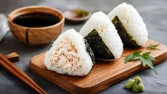 Saiba o que é onigiri, o tradicional bolinho de arroz japonês, e aprenda a preparar a receita em casa com diferentes opções de recheio