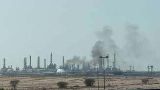 Fumaça sobe após um incêndio na refinaria da Aramco, ao sul de Riad, na Arábia Saudita, em 3 de outubro de 2026. Estrutura vem sendo alvo dos houthis. Imagem ilustrativa.