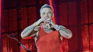 O cantor Robbie Williams durante show em São Paulo, 2026
