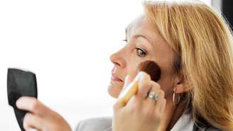 Saiba onde aplicar o blush na pele madura para valorizar os traços, evitar marcas e conquistar uma maquiagem natural, iluminada e elegante