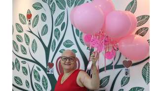 A professora Anne Kelly Ferreira Martins celebra o fim das sessões de quimioterapia durante o tratamento de câncer de mama