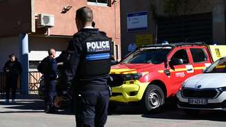 Um policial em Aubagne, sul da França, após tiroteio em um colégio, em 12 de outubro doe 2026.U