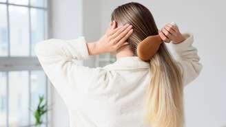 Seu cabelo está sem brilho? Conheça 6 erros comuns na rotina capilar que podem deixar os fios opacos, ressecados e sem vida