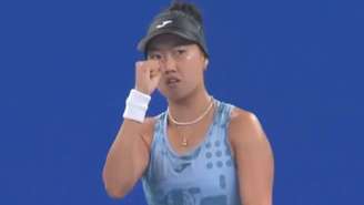 Ann Li, tenista estadunidense, comemora após vencer Aryna Sabalenka nos 16-avos de final do WTA 1000 de Wuhan, na China 