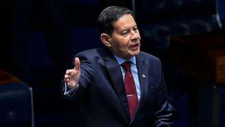 Mourão não discursou antes da votação