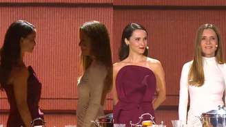 Débora Falabella e Adriana Esteves no lançamento de Avenida Brasil 2 (Reprodução/Youtube)