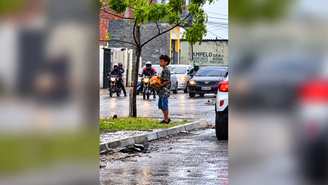 Menino vende paçocas para comprar comida e ganha R$ 1 mil de influenciador