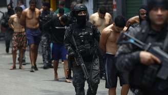 Policiais fazem a segurança de um grupo de pessoas durante uma operação no Rio de Janeiro, Brasil, em 28 de outubro de 2025.