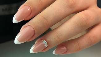 Unhas em tons pastel, vermelho profundo e marrom recuperam referências marcantes da década com uma leitura mais atual