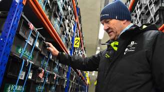 Asmund Asdal, coordenador do Banco Mundial de Sementes de Svalbard, posa diante de caixas com sementes de todo o mundo no arquipélago norueguês, no Ártico, em fevereiro de 2018.