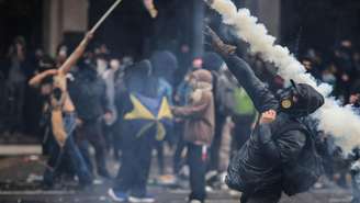 Policiais lançam bombas de gás lacrimogêneo durante manifestação em Buenos Aires contra os cortes nos gastos com educação promovidos pelo presidente Javier Milei, em 15 de outubro de 2026.