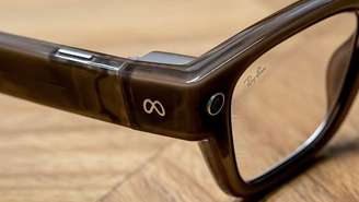 Óculos Ray-Ban inteligentes da Meta sobre uma mesa de madeira