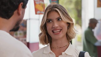 Leandra recebe flores de Guilherme, e Vitor presencia a cena