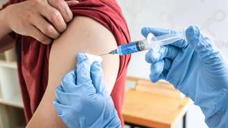 Vacinação atende diferentes faixas etárias e inclui doses contra HPV, influenza, Covid