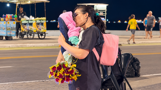 Mãe que vende rosas para sustentar três filhos ganha apoio de Dinho da Hornet