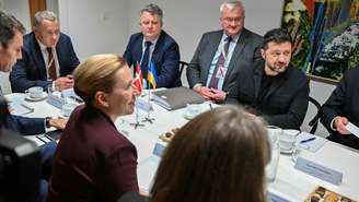 O presidente da Ucrânia, Volodymyr Zelensky, durante encontro com a premiê da Dinamarca, Mette Frederiksen, à margem da cúpula da União Europeia em Bruxelas, em 15 de outubro de 2026.