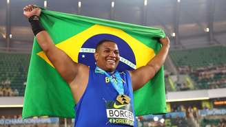 Alessandro comemora ouro no Mundial (World Athletics)