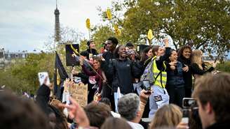 Milhares de estudantes, que protestam há semanas, devem aderir à manifestações deste sábado convocada pelos "coletes amarelos" em toda a França.