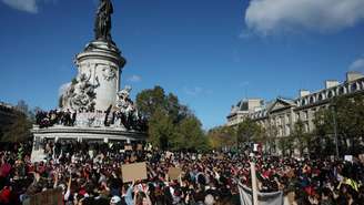 Manifestantes na Place de la République, durante protestos contra o custo de vida e o aumento dos preços dos combustíveis em Paris, na França, em 17 de outubro de 2026.