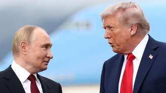 Trump e Putin conversando durante uma visita ao Alasca