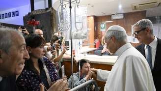 Esta foto divulgada pelo Vatican Media neste sábado (17) mostra o papa Leão XIV visitando pacientes do Hospital Universitário Gemelli, em Roma, antes de deixar a instituição, quatro dias após ser submetido a uma cirurgia para retirada de um tumor cancerígeno no pulmão direito.
