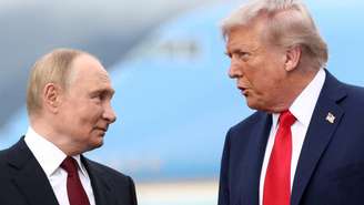 Foto de arquivo. O presidente dos EUA, Donald Trump, conversa com o presidente da Rússia, Vladimir Putin, durante um encontro para negociar o fim da guerra na Ucrânia, na Base Conjunta Elmendorf-Richardson, em Anchorage, Alasca (EUA), em 15 de agosto de 2025.