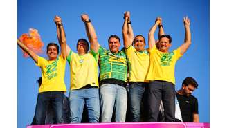 Flávio Bolsonaro (PL) com apoiadores durante ato de campanha em Salvador